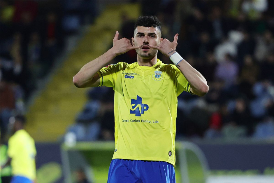 凯时网页版 -今夜浙江队调整名单以备葡超，状态回暖环节打磨，悬念犹存，身体对抗强度拉满的简单介绍