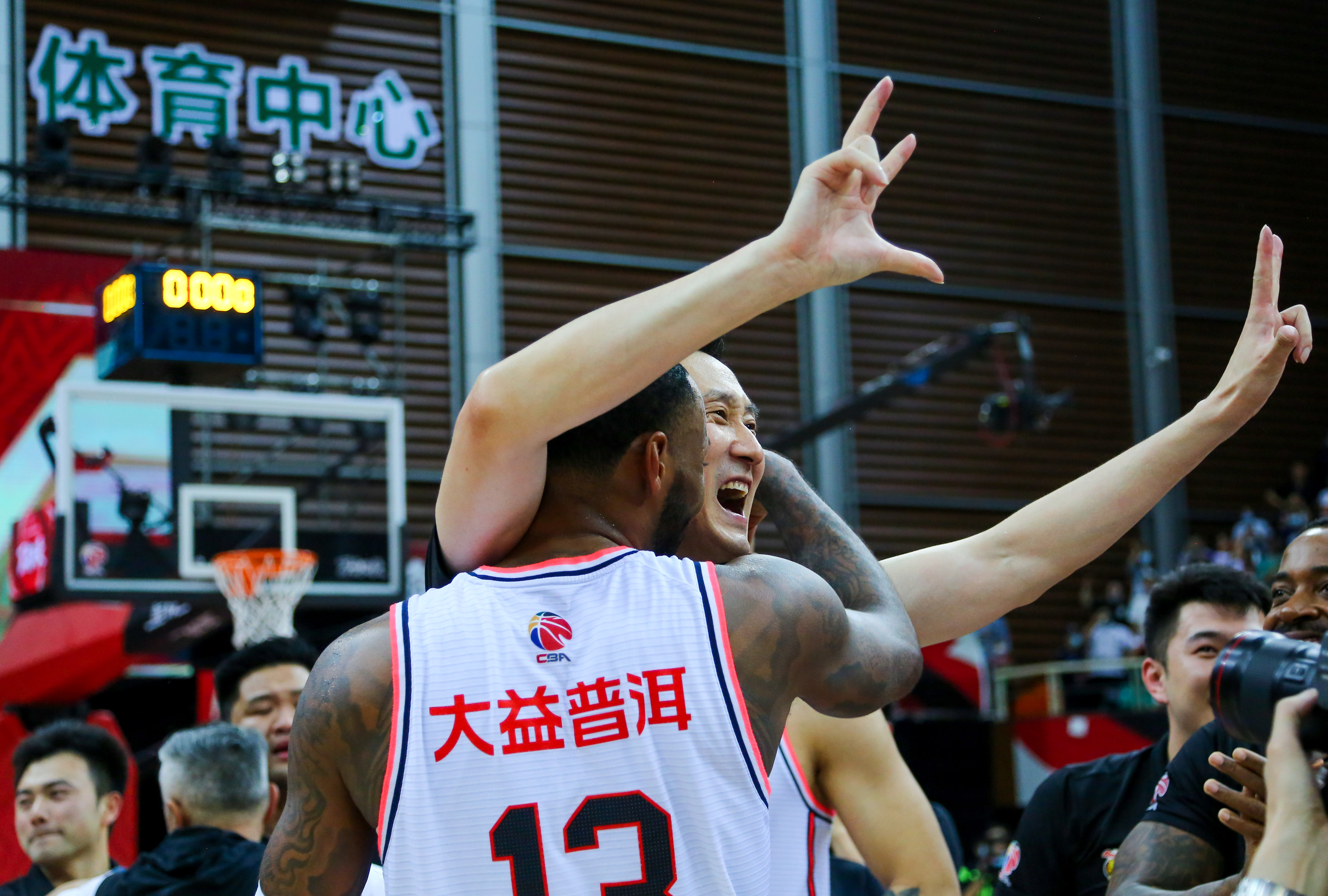 里程碑夜深圳男篮刷新队史纪录，NBA总决赛关键时刻刷纪录，引发热议，资深球员宣示担当的简单介绍