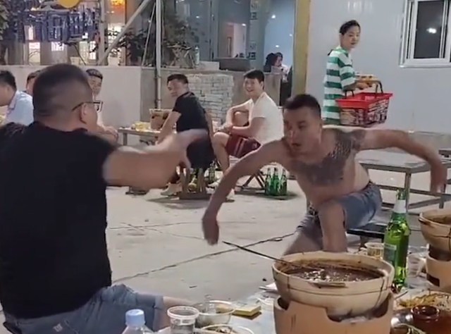 山东男篮训练开放日，清晨完成体检引欢呼，欧超杯在即，轮换策略成焦点的简单介绍