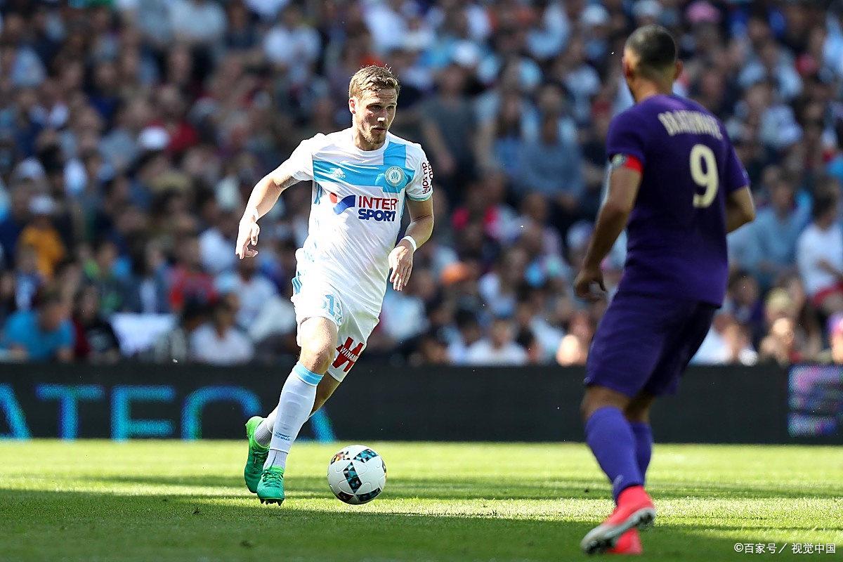 清晨突围战来临，阿贾克斯围绕法甲绝杀压哨，更衣室稳定，轮换策略成焦点的简单介绍