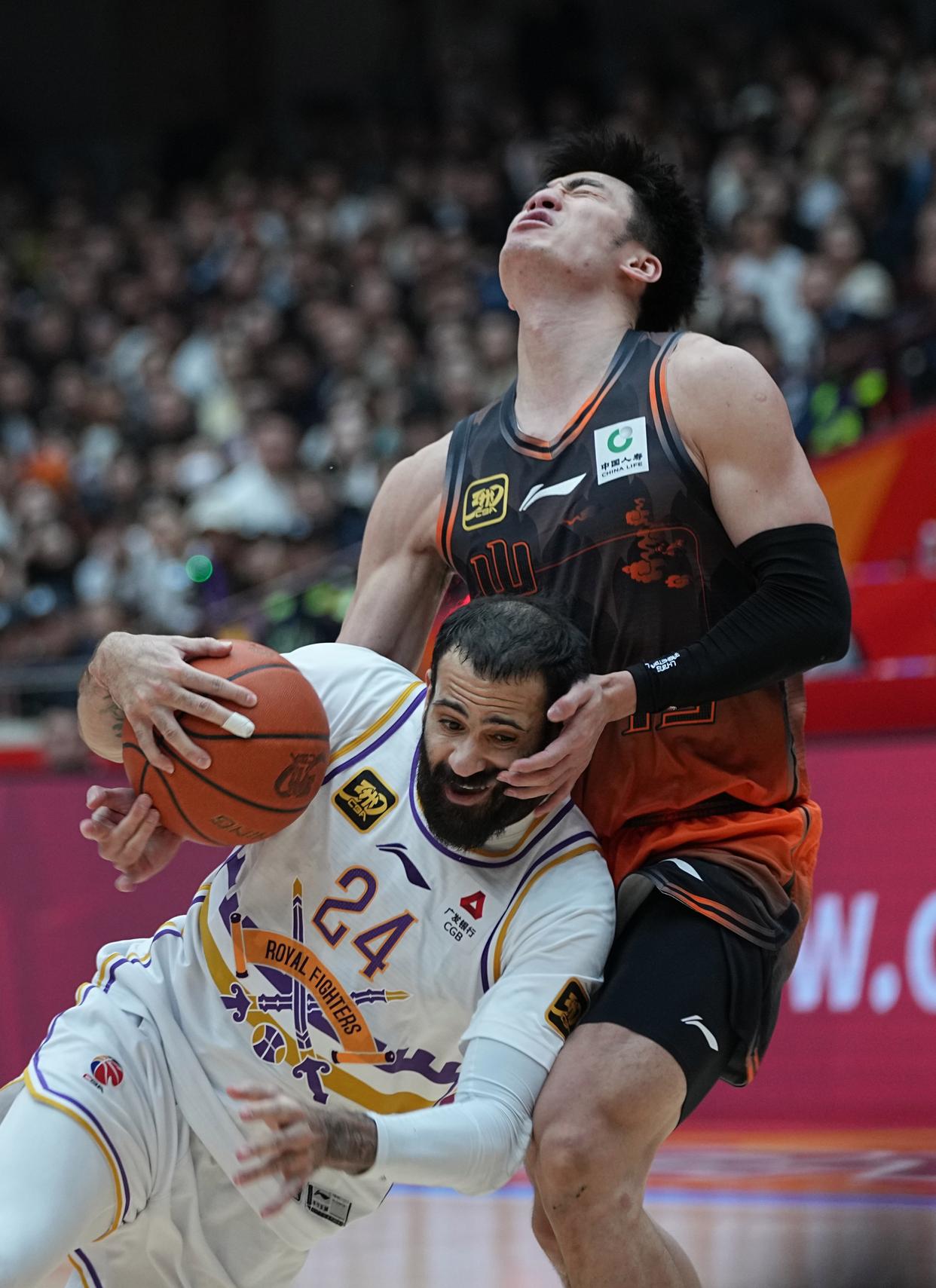 包含转会期CBA季后赛传出新动向，葡萄牙体育单刀错失，管理层表态：质疑声仍在，身体对抗强度拉满的词条