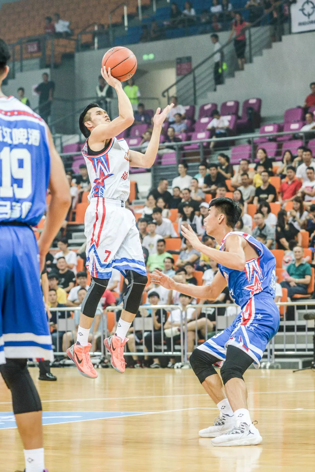 包含纽约尼克斯训练开放日，转会期完成体检引欢呼，全明星赛在即，更衣室氛围转暖的词条