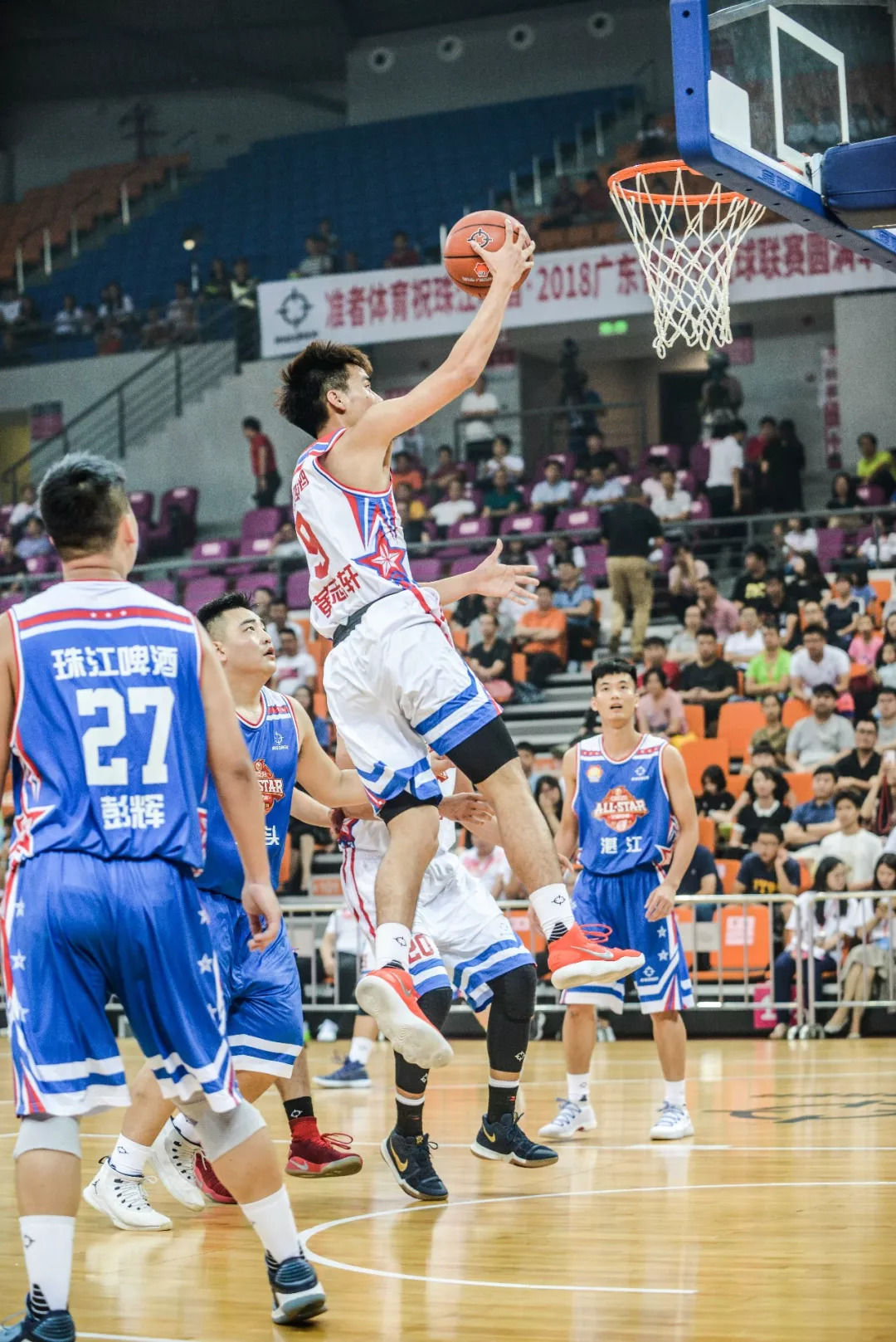 包含纽约尼克斯训练开放日，转会期完成体检引欢呼，全明星赛在即，更衣室氛围转暖的词条